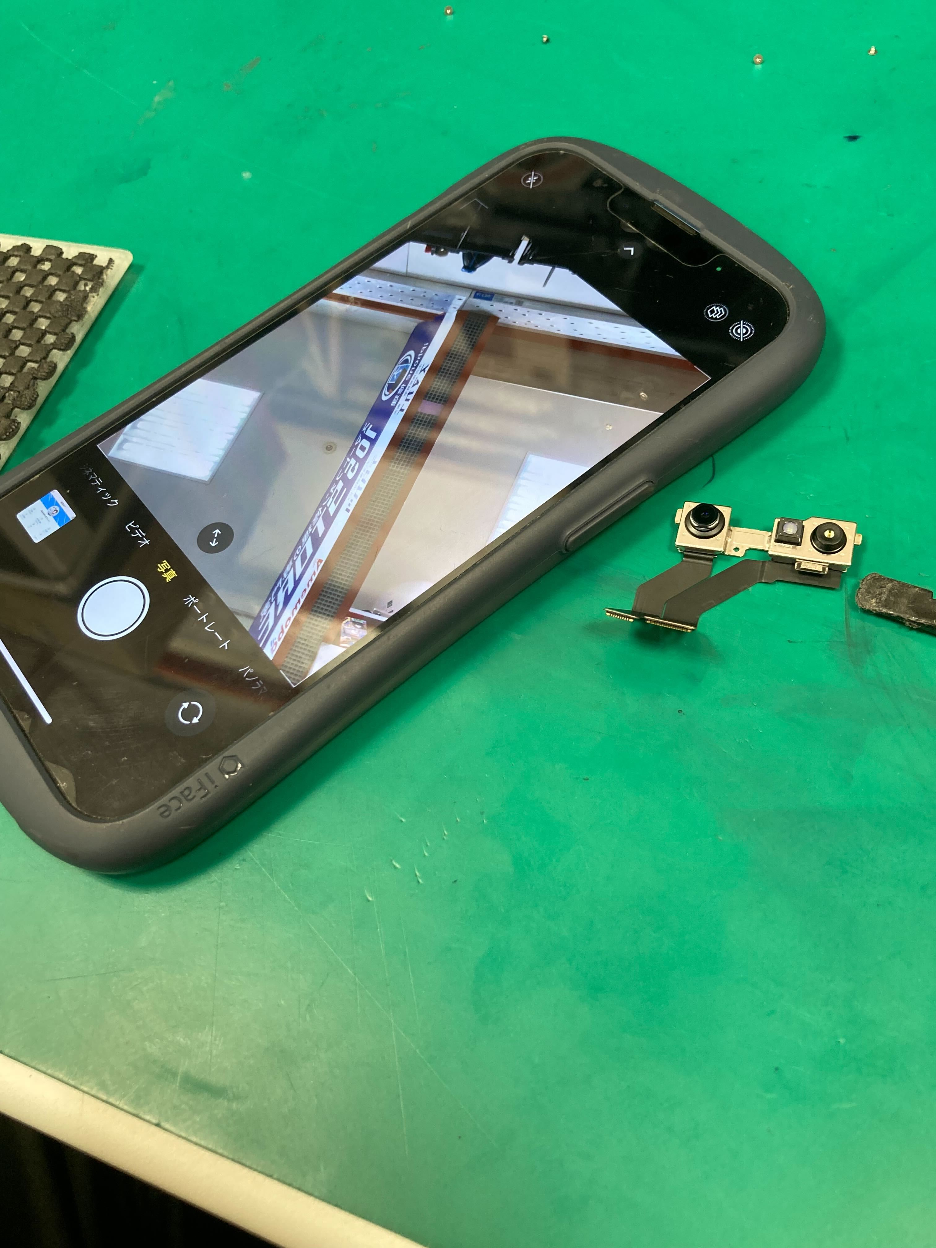 105storeイオン豊橋南店】iPhone13 インカメラに線が入ってしまった